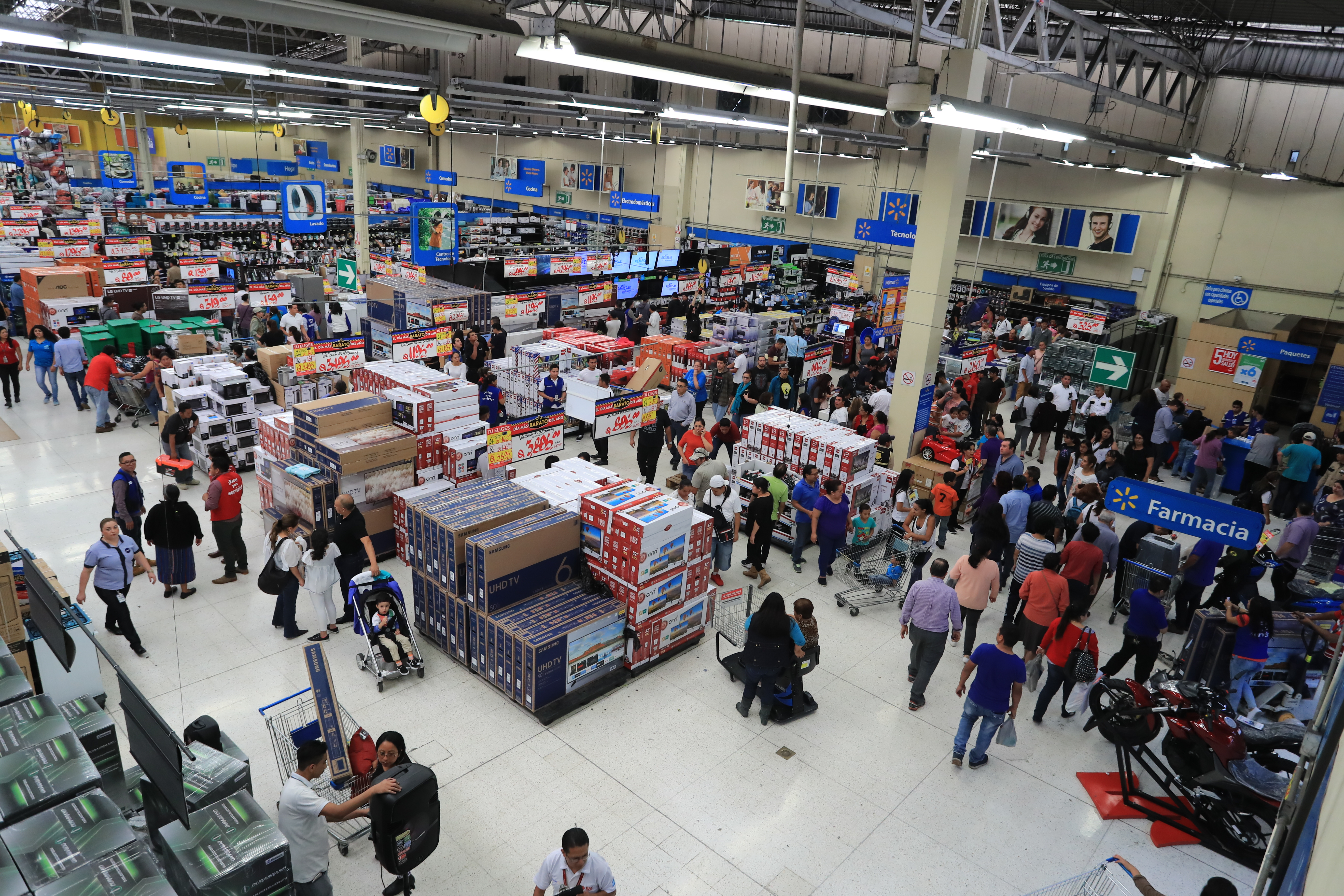 La demanda interna crecerá por el mayor flujo de remesas, según las autoridades. (Foto Prensa Libre: Hemeroteca)