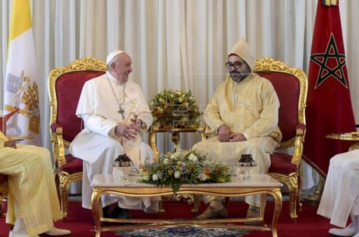 Fotografía facilitada por el Vaticano muestra al Rey Mohammed VI de Marruecos y al Papa Francisco en Rabat, Marruecos. (Foto Prensas Libre: EFE) 