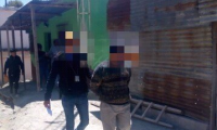Uno de los supuestos estafadores detenido en Chiantla. (Foto Prensa Libre: PNC).