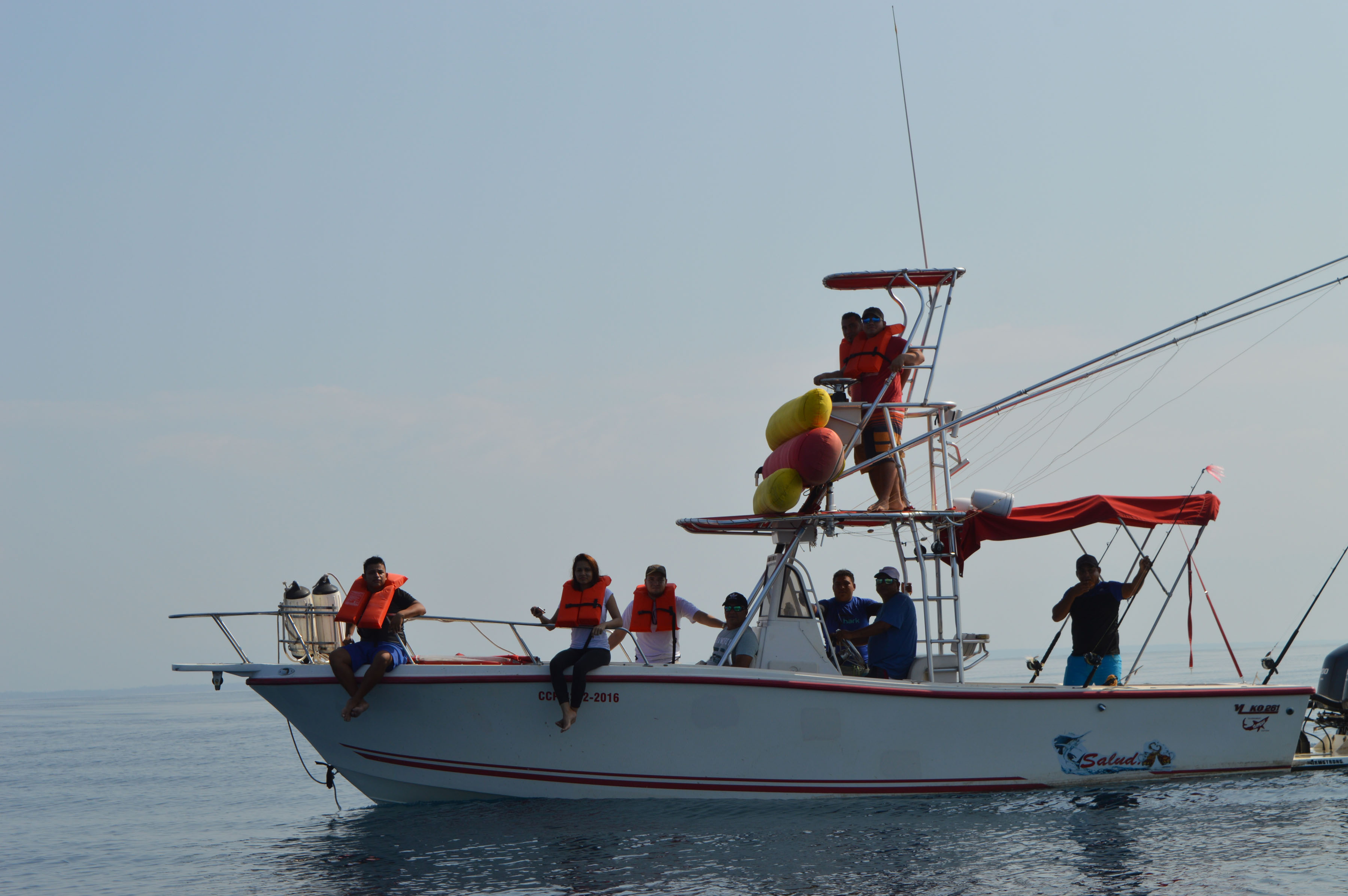 Pescadores artesanales de Las Lisas incursionan ahora en el ecoturismo ofreciendo el avistamiento de la biodiversidad del sector. (Foto Prensa Libre: Enrique Paredes). 
