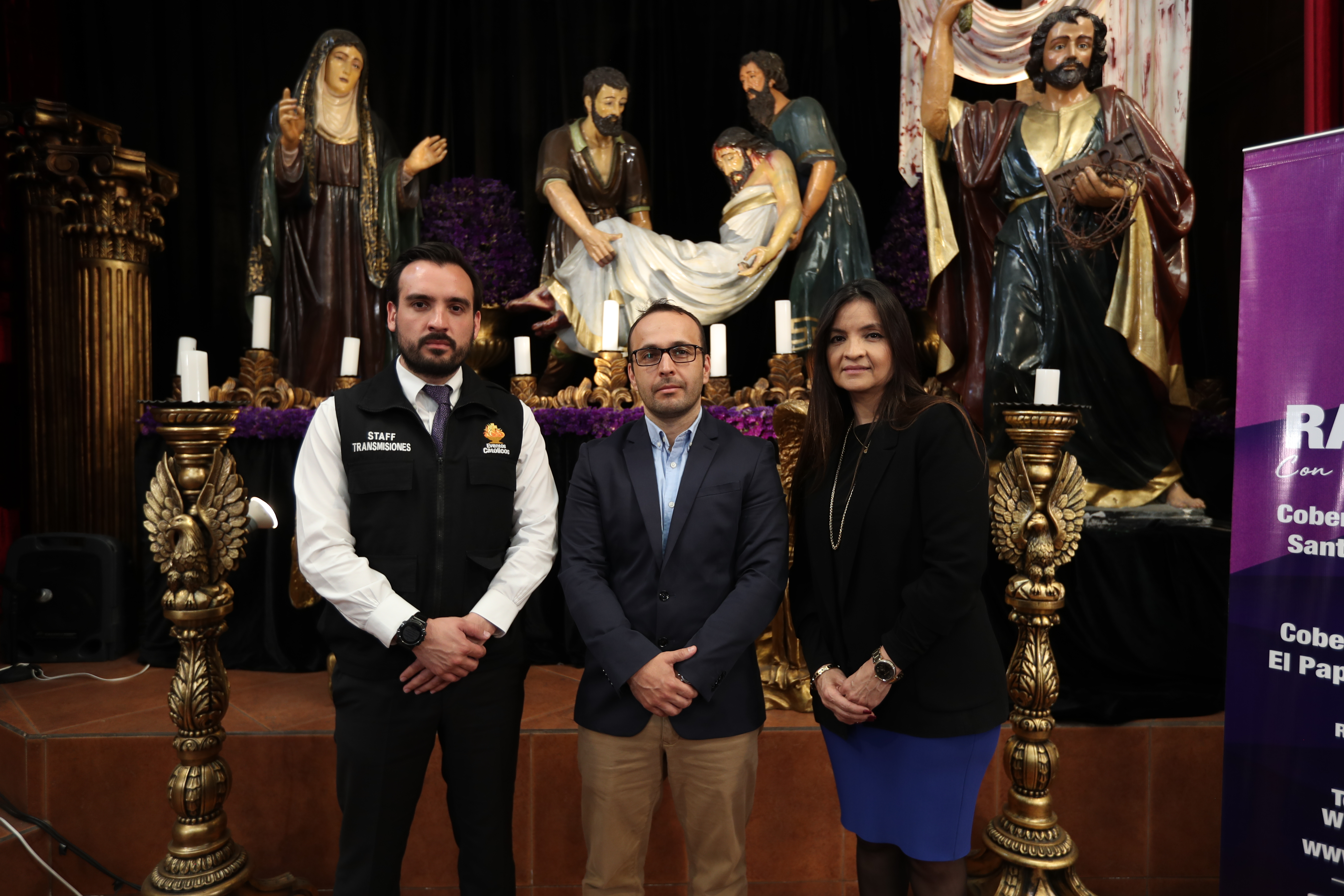 Joshua Coronado, subdirector de Eventos Católicos, Gunther Wellman, gerente de Mercadeo de Prensa Libre y Guatevisión, y Anabella de Coronado, directora de Eventos Católicos, durante la conferencia de prensa. (Foto Prensa Libre: Esbin García)