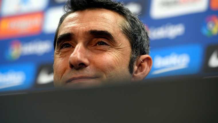 Ernesto Valverde, técnico del Barcelona, en conferencia de prensa. (Foto Prensa Libre: AFP)