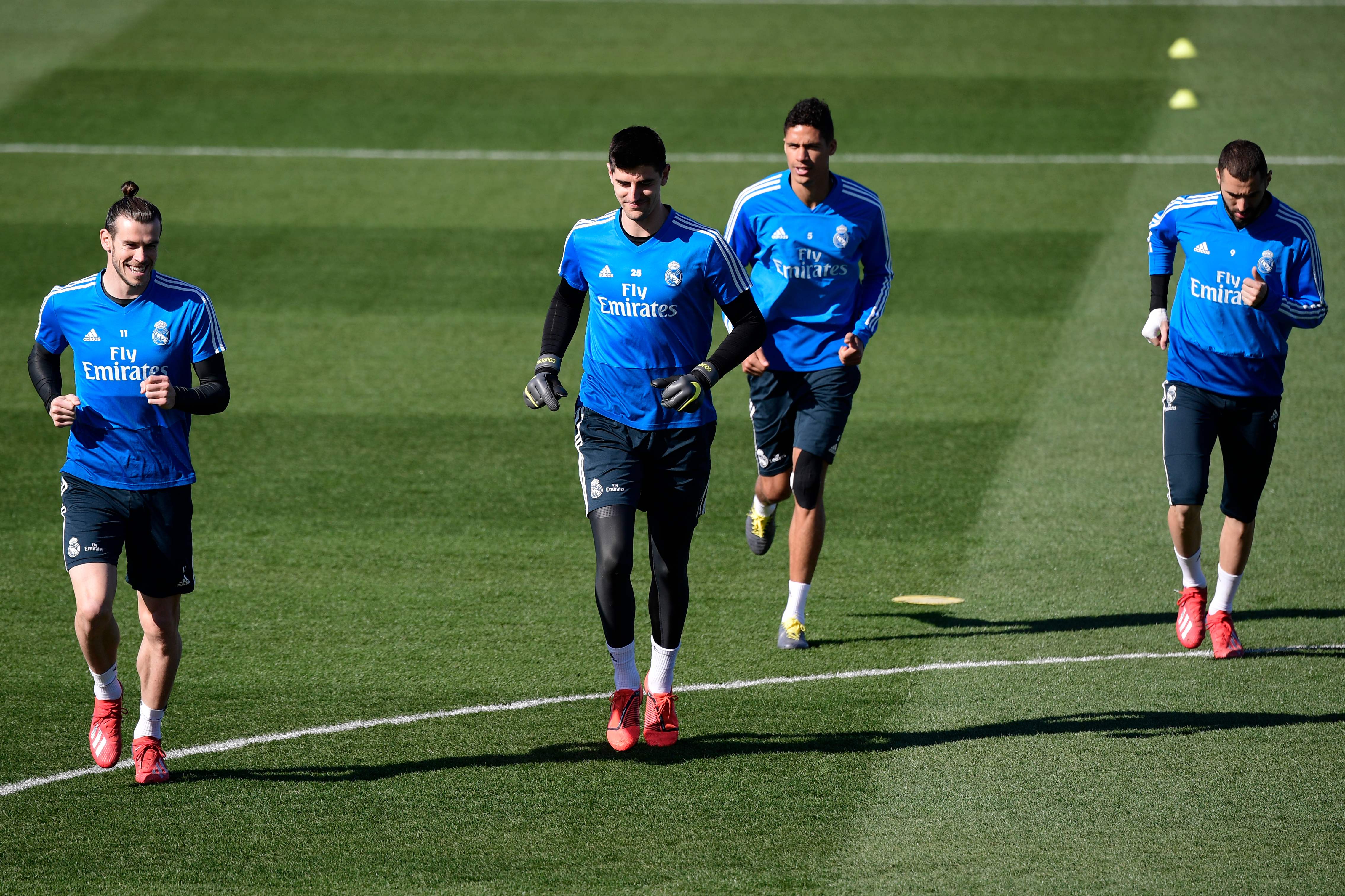 Courtois (centro), durante el entrenamiento merengue de este viernes. (Foto Prensa Libre: AFP)