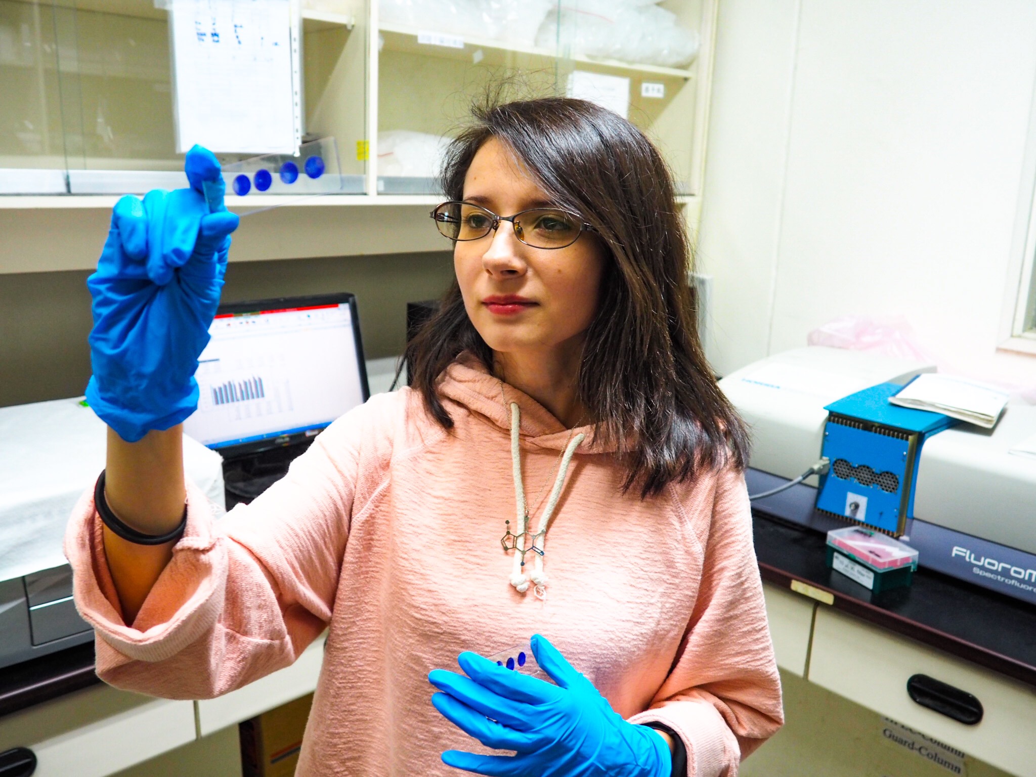 La ingeniera guatemalteca en Biomedicina Andrea Celeste del Valle, durante su labor investigativa en el laboratorio universitario, en Taiwán. (Foto Prensa Libre: cortesía Andrea Del Valle)