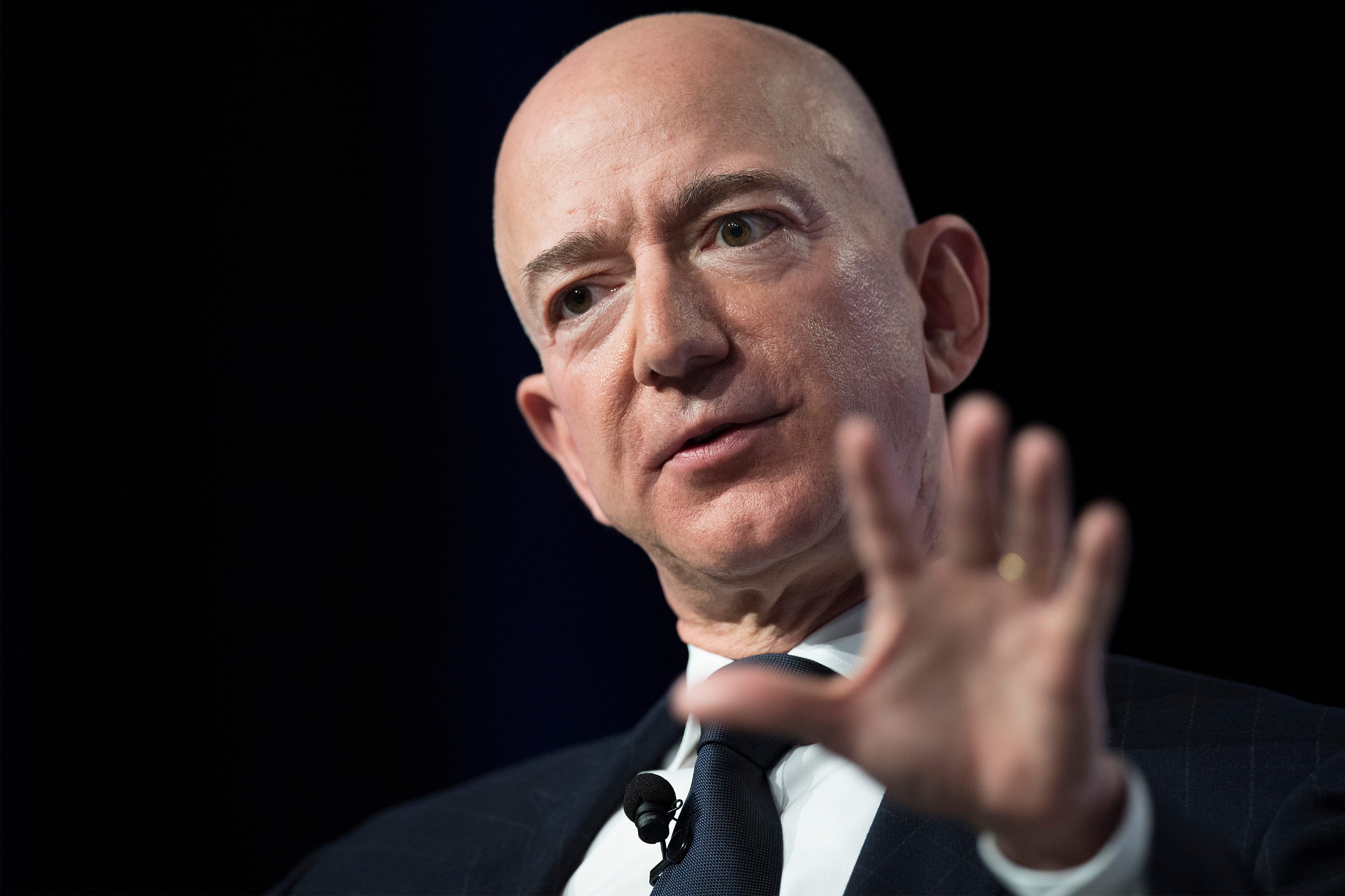 La fortuna de Bezos está valorada en 131.000 millones de dólares, según la revista Forbes. (Foto Prensa Libre: EFE)