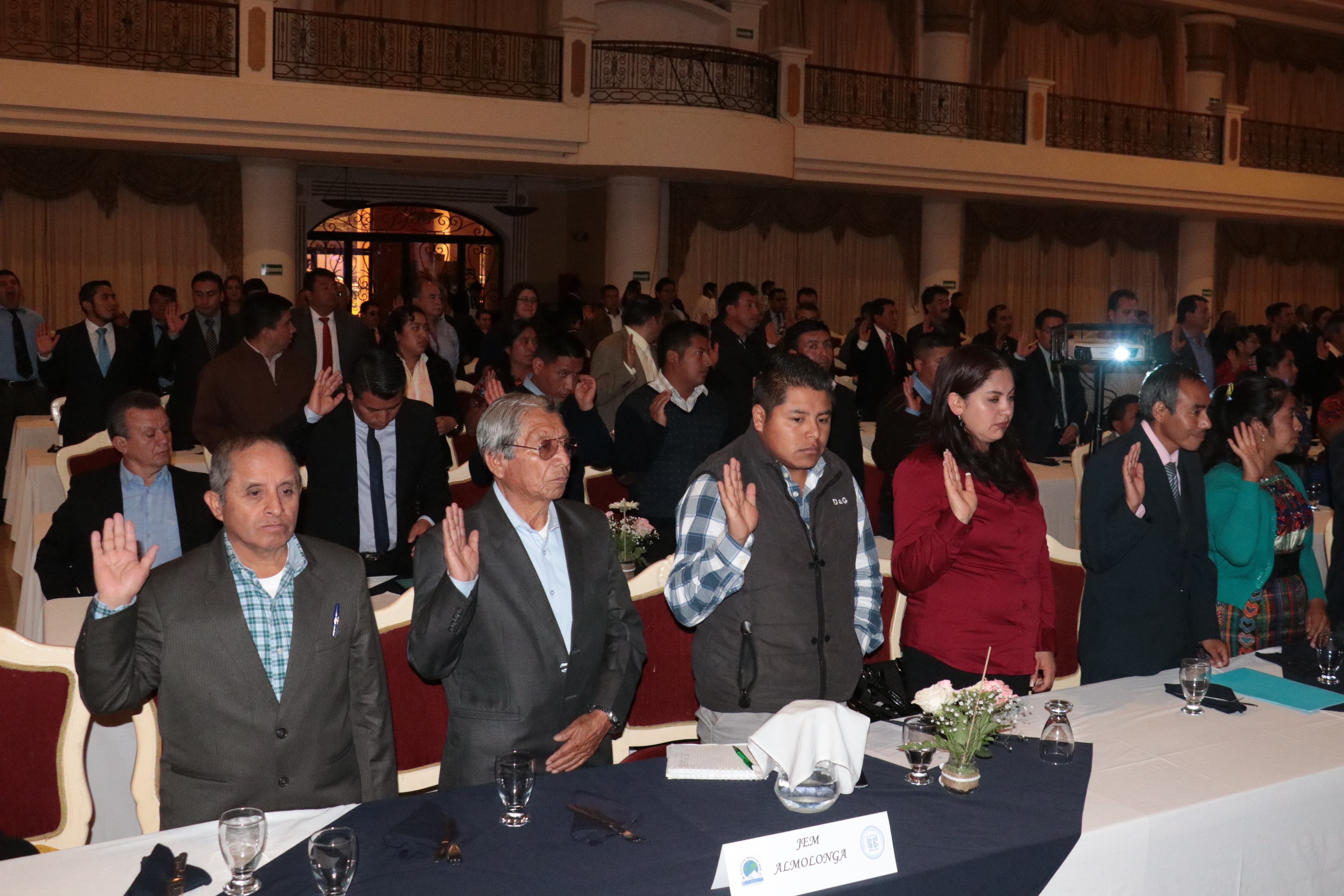 El Tribunal Supremo Electoral juramentó a los 120 integrantes de la juntas electorales municipales de Quetzaltenango. (Foto Prensa Libre: Raúl Juáreaz) 