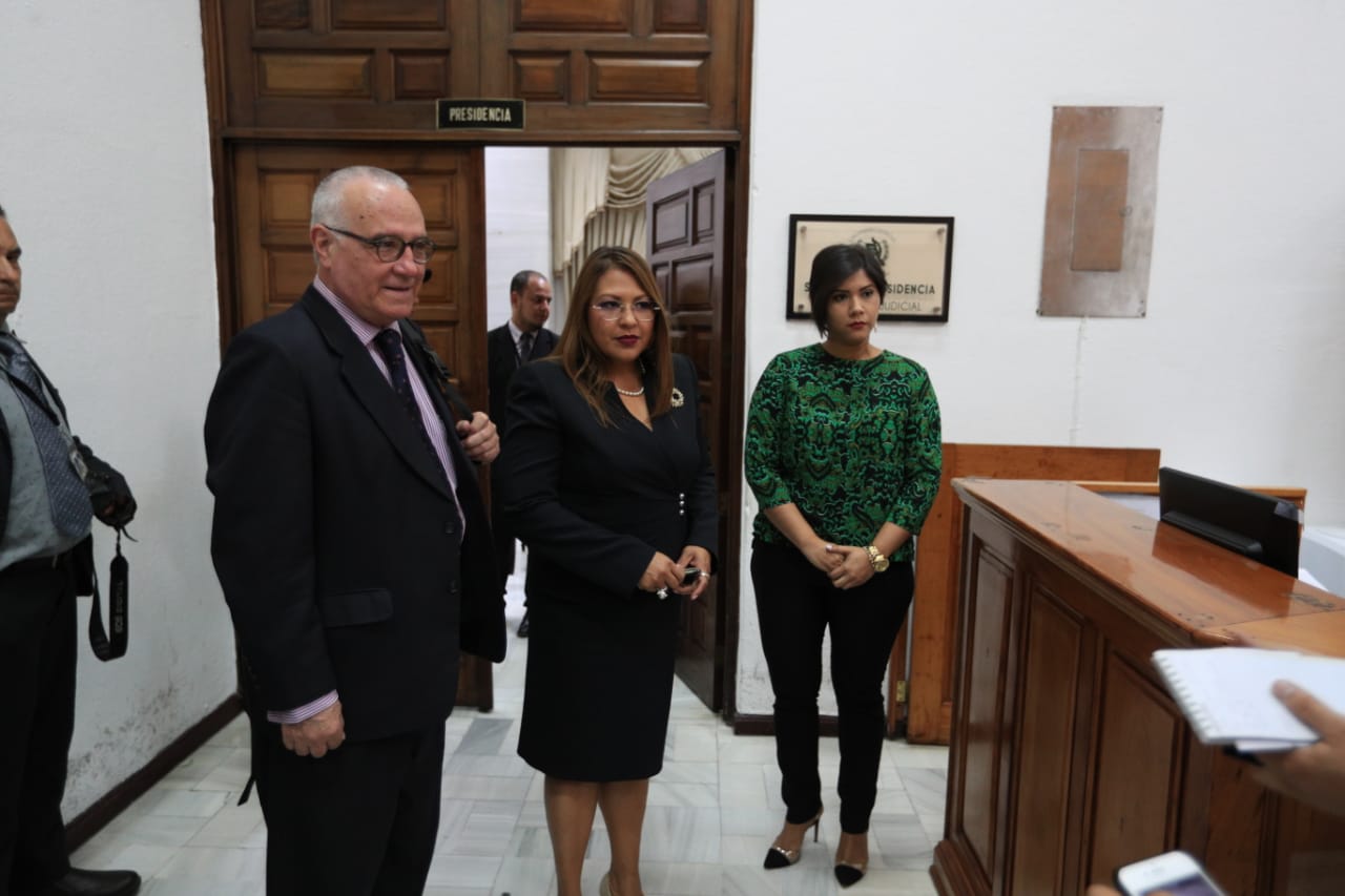 Ramón Cadena, presidente de la Comisión Internacional de Juristas (CIJ), junto con las juezas Adriana Orocú, de Costa Rica, y Susana Cárcamo, de Honduras. (Foto Prensa Libre: Carlos Hernández)