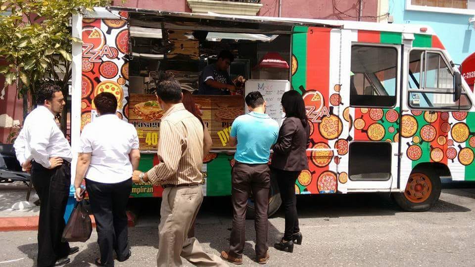 Después del surgimiento de los food trucks en Guatemala los requisitos se han estandarizado de manera que los problemas legales no impacten en la inversión. (Foto Prensa Libre: cortesía)