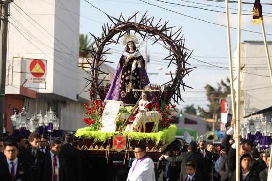 En el adorno se puede ver a la Virgen de Dolores en medio de una corona de espinas que representa todos los dolores del sacrificio de Jesús. Foto Prensa Libre: Jurgen Wellman