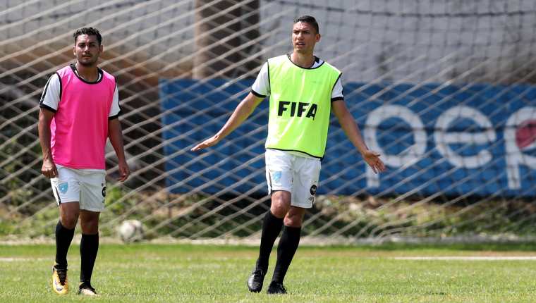 El defensa del bicampeón Guastatoya, Carlos Gallardo, es el jugador más experimentado de la Bicolor. (Foto Prensa Libre: Francisco Sánchez).