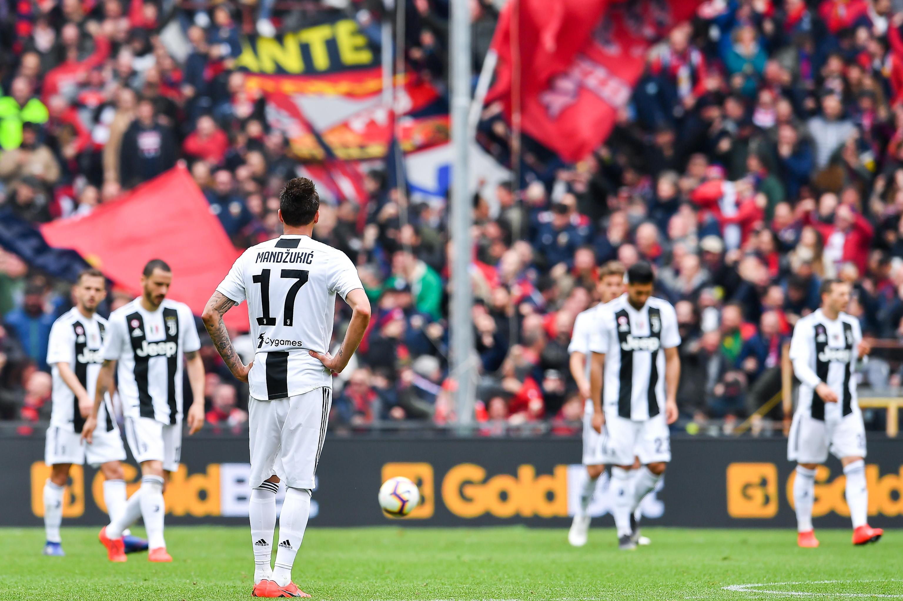 Los jugadores de la Juventus muestran su descontento. (Foto Prensa Libre: EFE)