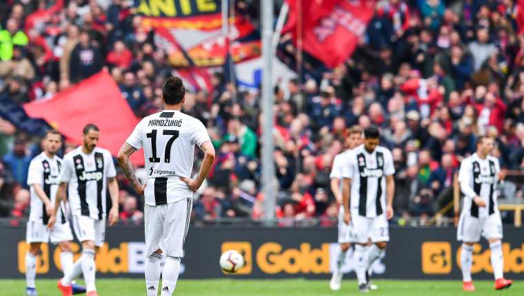 Los jugadores de la Juventus muestran su descontento. (Foto Prensa Libre: EFE)