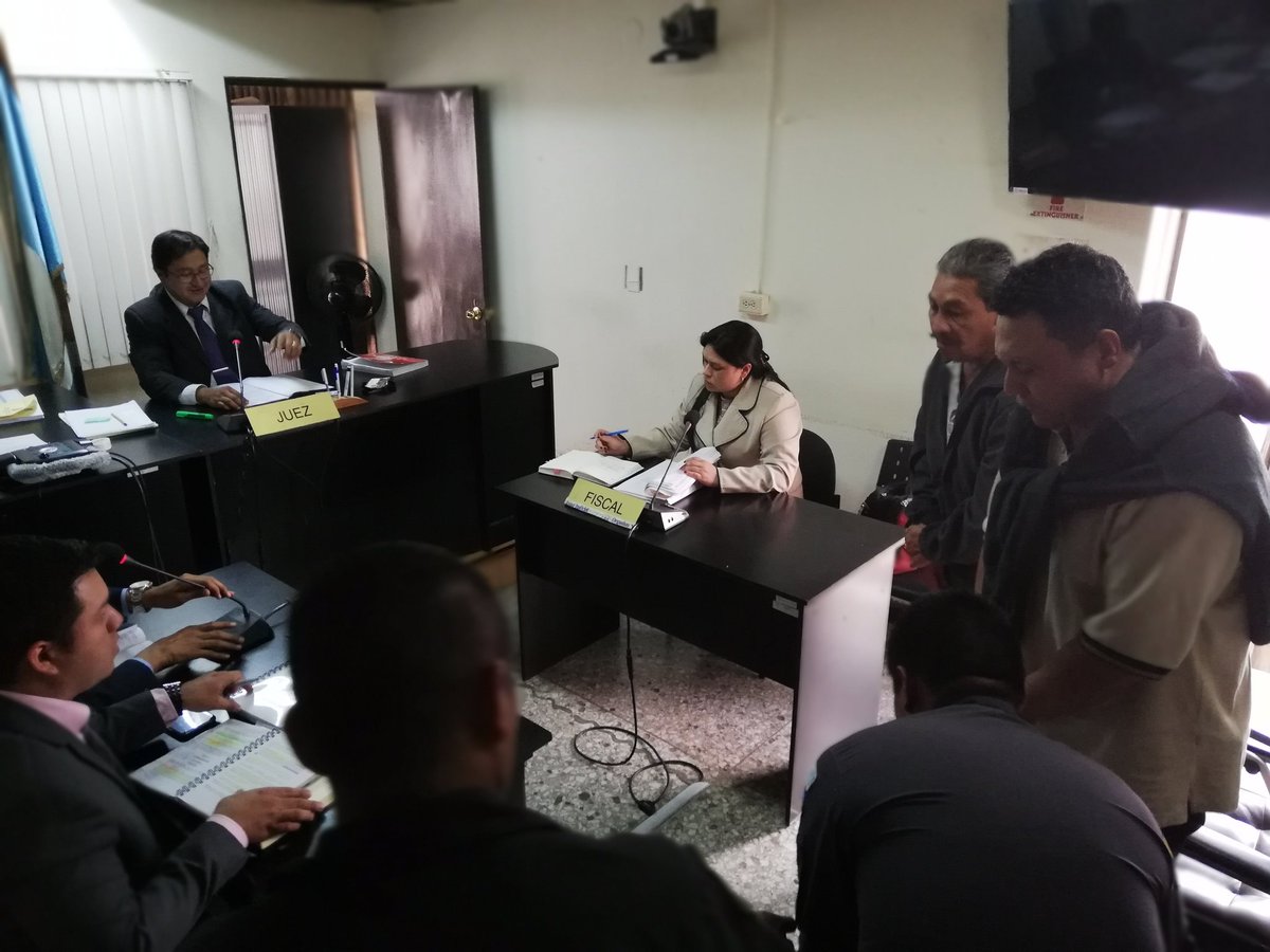 En el Juzgado Octavo Penal, a cargo de José Alvarado, comparecieron los guardias de la Universidad de San Carlos de Guatemala, Minor Roberto Cadenas del Cid y Andrés Gilberto Aguilar Hernández, señalados del crimen del abogado José Armando Álvarez. (Foto Prensa Libre: Kenneth Monzón)
