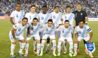 Guatemala's soccer team poses before their Central American Cup Tigo 2014 USA First Place finals Match against Costa Rica at the LA Memorial Coliseum in Los Angeles on September 13, 2014.   AFP PHOTO / Robyn Beck