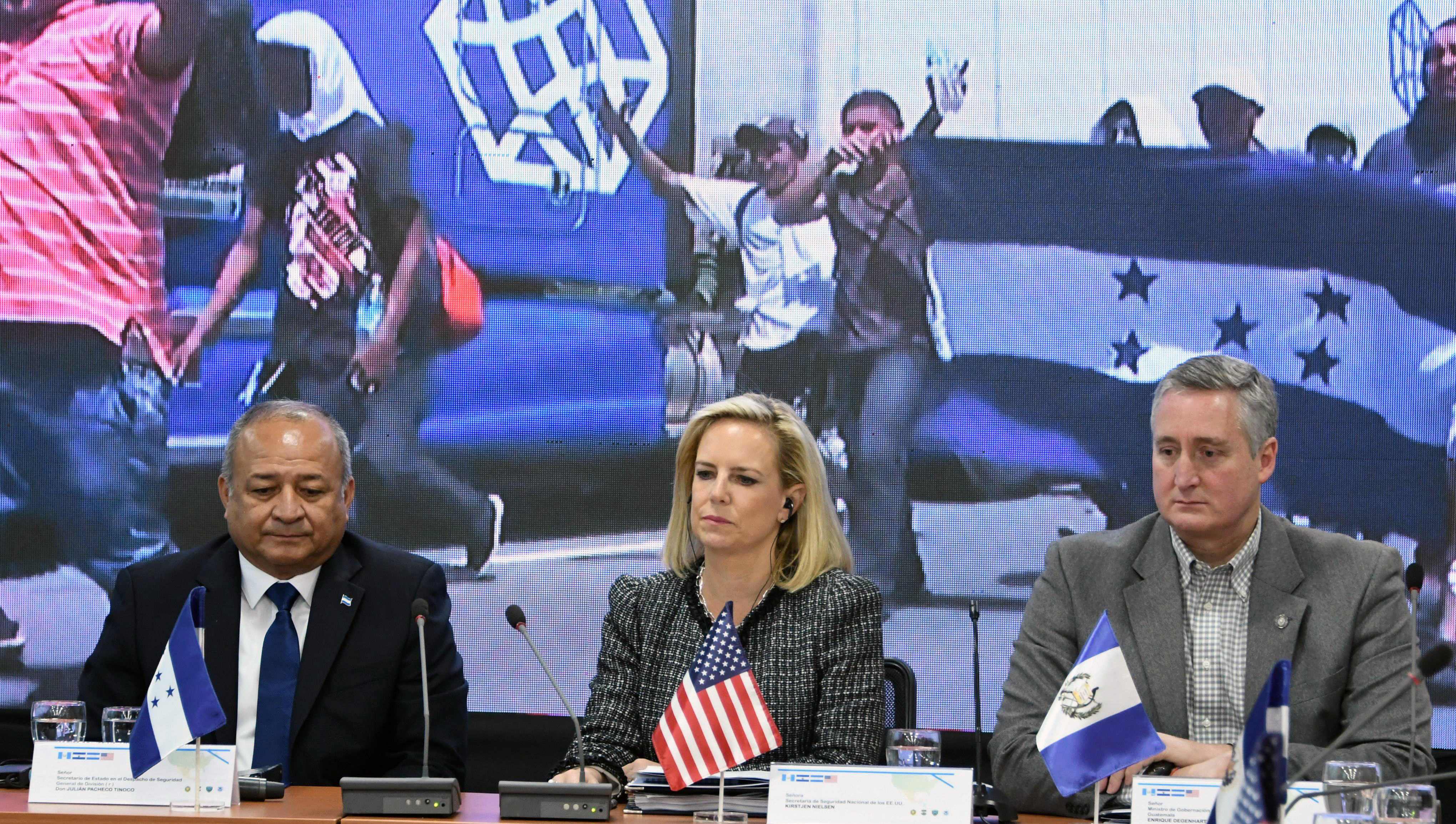 La secretaria Nacional de Seguridad de EE. UU., Kirstjen Nielsen, durante la reunión en Tegucigalpa. (Foto Prensa Libre: EFE)