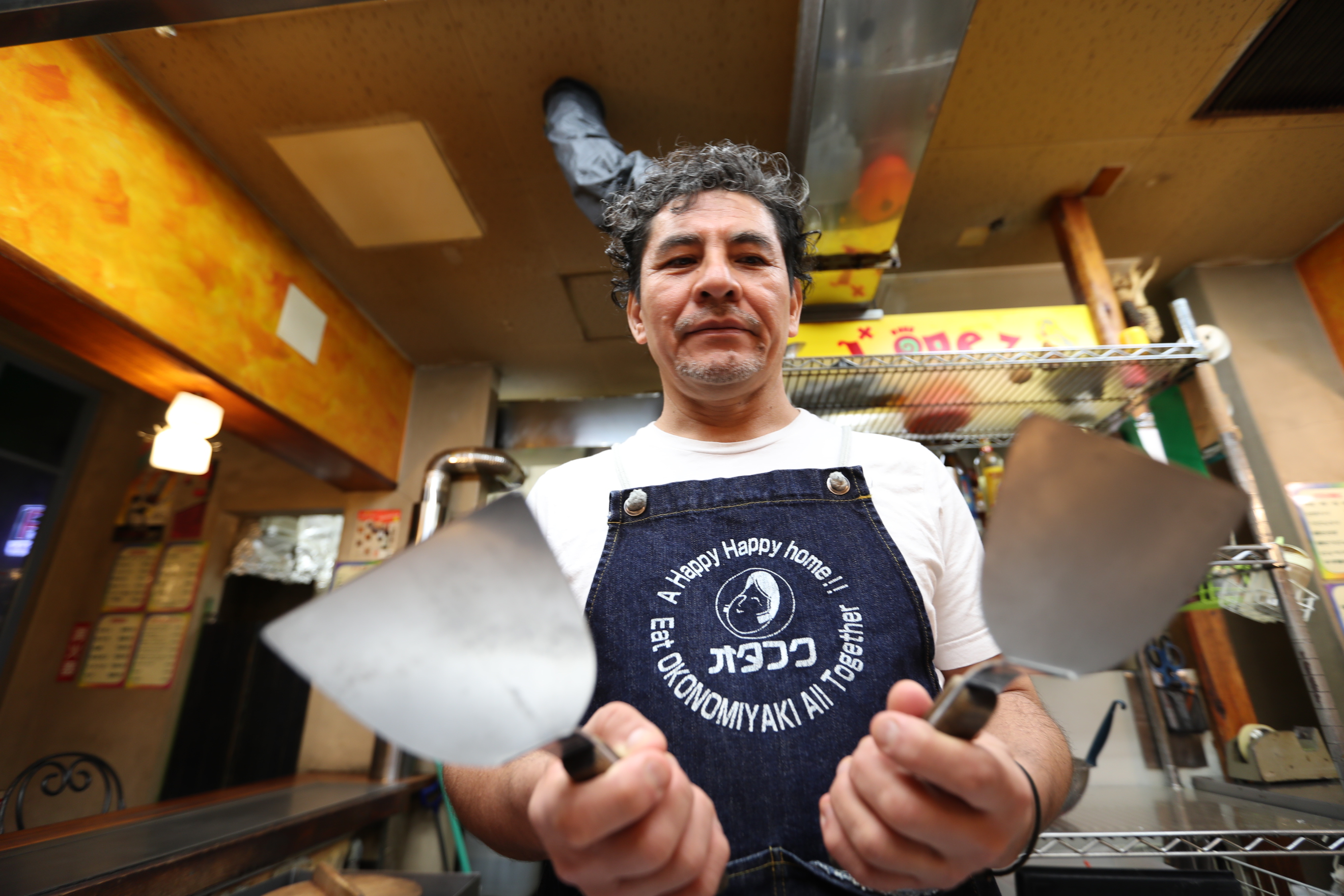 El guatemalteco Fernando López atiende su restaurante en el barrio Yocogagua, en Hiroshima, Japón. (Foto Prensa Libre: César Pérez Marroquín)

