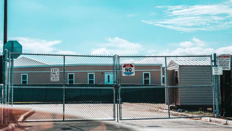 Vista lateral del Centro de detención de indocumentados en Homestead, Florida, EE. UU. (Foto Prensa Libre: EFE)