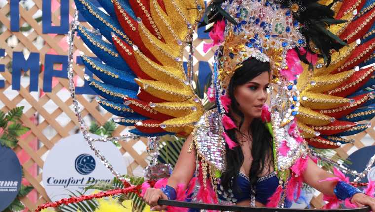 Laura Bariatti lució este colorido atuendo durante el Carnaval de Mazatenango 2019. (Foto Prensa Libre: Cristian Soto)