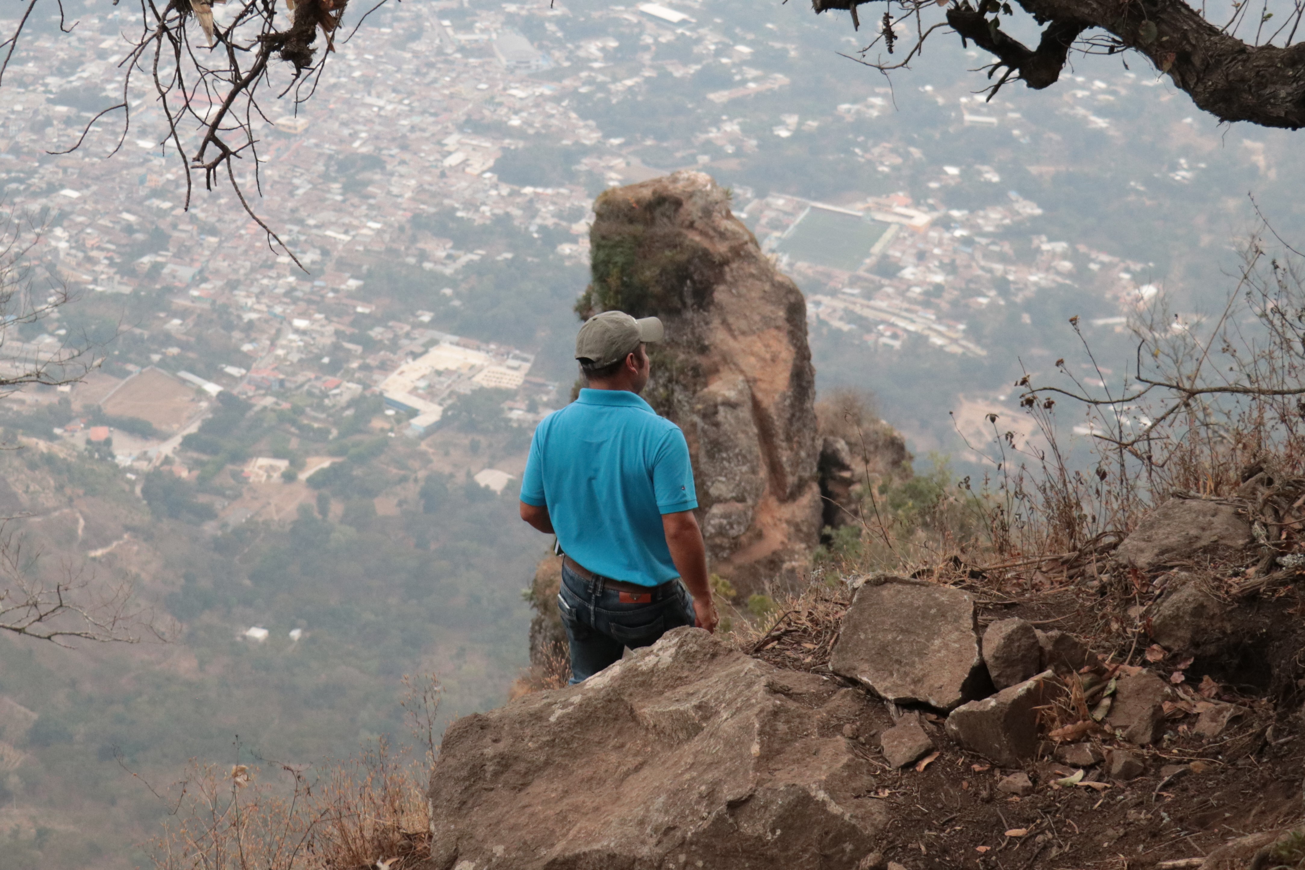 El camino hacía el cerro Nariz del Indio en la parte alta se vuelve rocoso y de acceso complicado. (Foto Prensa Libre: Raúl Juárez)