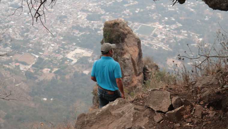 El camino hacía el cerro Nariz del Indio en la parte alta se vuelve rocoso y de acceso complicado. (Foto Prensa Libre: Raúl Juárez)