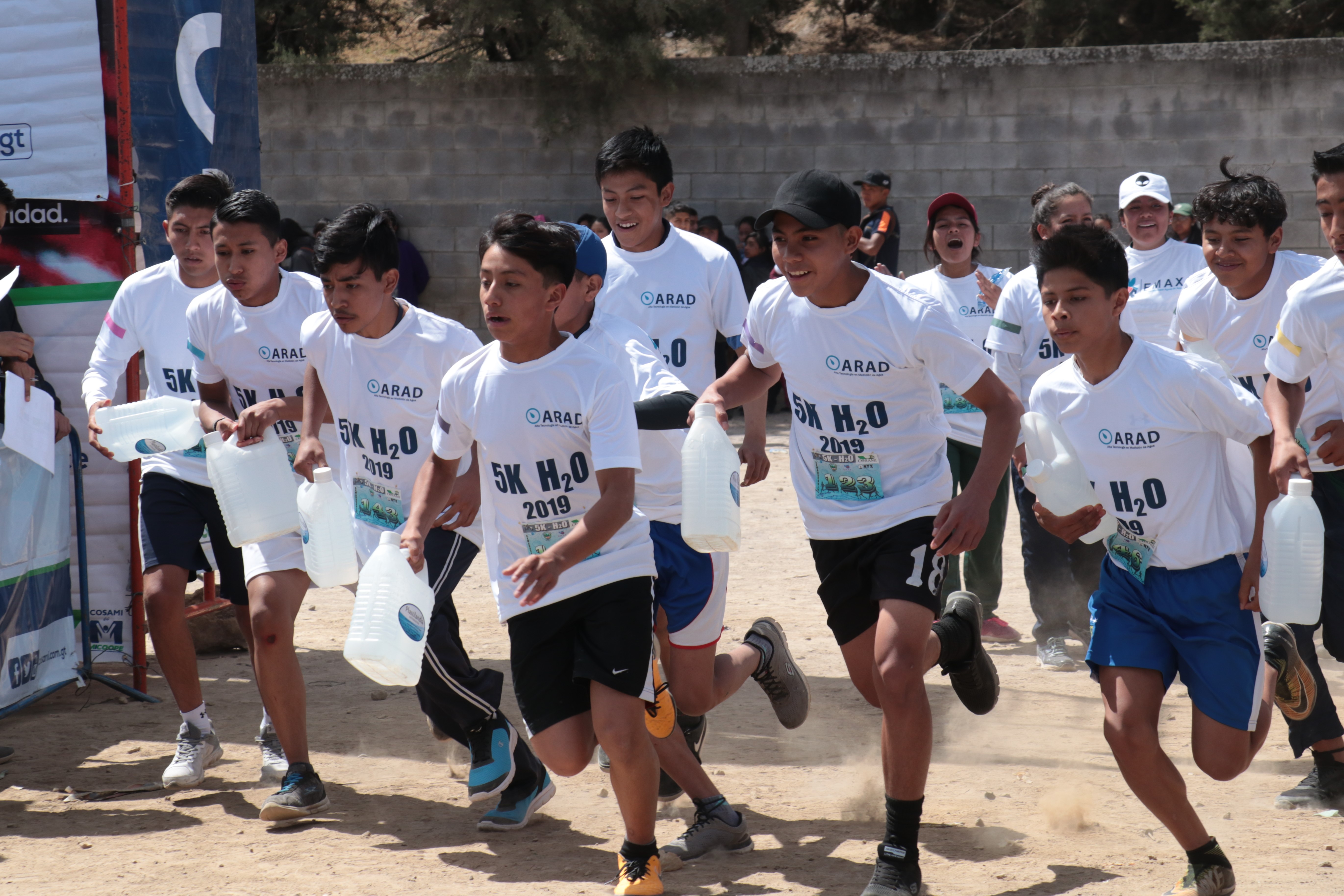 Los estudiantes de nivel medio participaron en la primera edición 5K H20 que se celebró en Xela. (Foto Prensa Libre: Raúl Juárez)