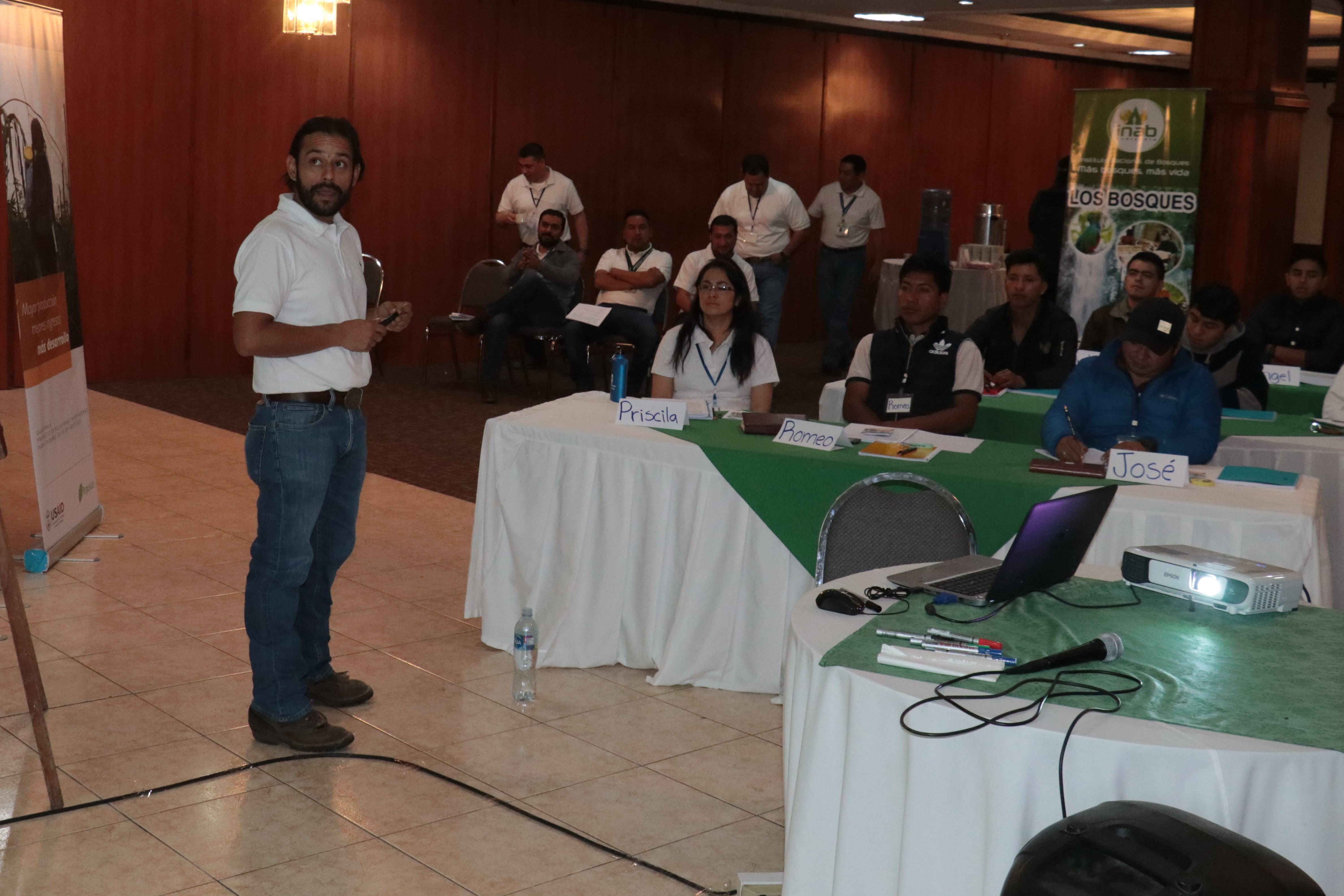 Óscar Rodríguez es uno de los expertos brigadistas que ha participado en talleres en varios países de Latinoamérica. (Foto Prensa Libre: Raúl Juárez)