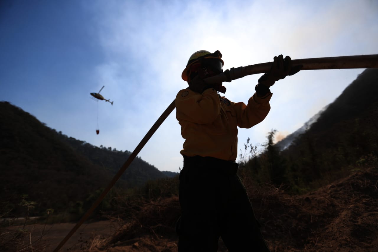 Bomberos luchan por controlar el incendio en el cerro San Juan Gascón
