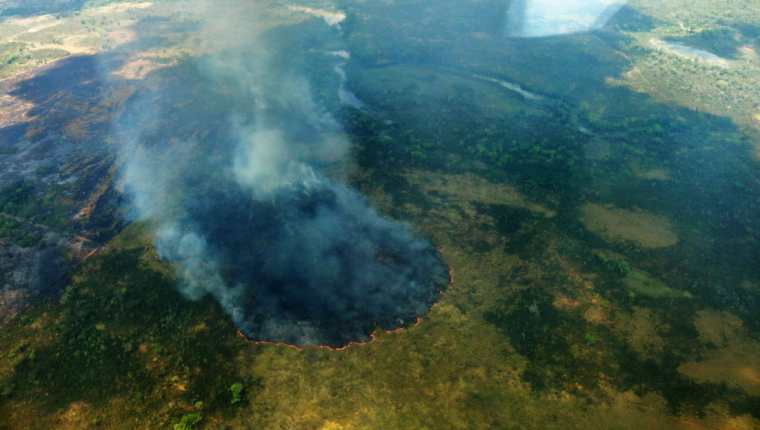 En un sobrevuelo sobre el Parque Nacional Laguna del Tigre en Petén se observa como un incendio destruye grandes extensiones. (Foto Prensa Libre: Cortesía Conap)