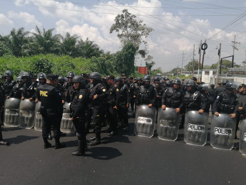 Un grupo de antimotines resguardaban las instalaciones del Inde ante la amenaza de los pobladores de ingresar a la fuerza. (Foto Prensa Libre: Alexander Coyoy)