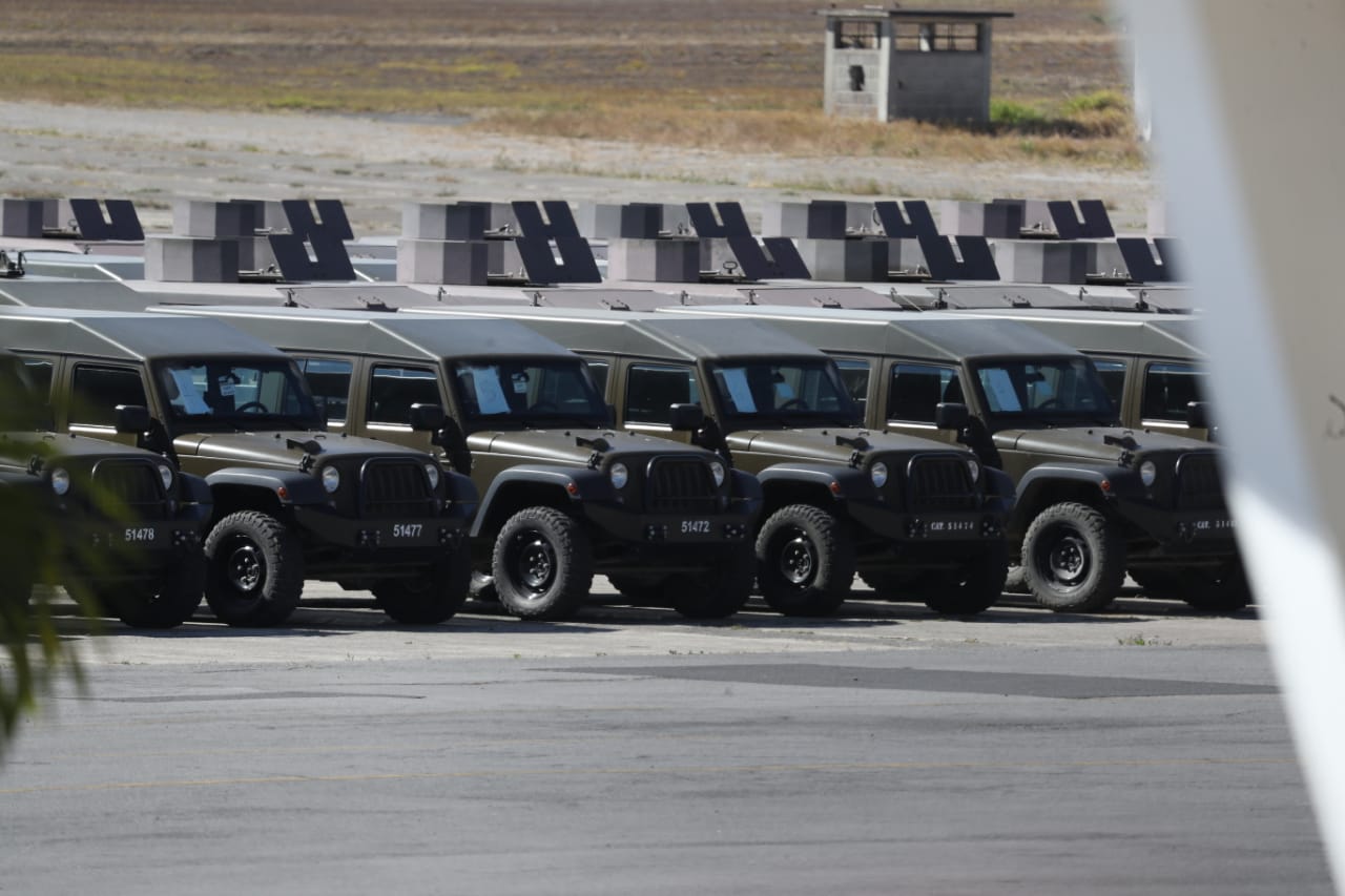 Los vehículos militares J8 fueron concentrados en la Fuerza Aérea Guatemalteca un día después del anuncio de la suspensión de ayuda de EE. UU a las fuerzas de tarea. (Foto Prensa Libre: Hemeroteca PL)