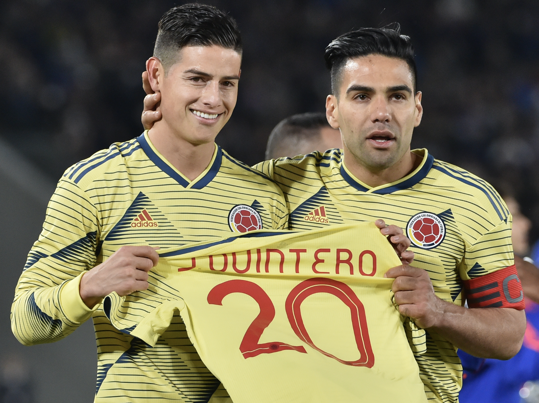 James Rodríguez junto a Radamel Falcao celebran después de la anotación de Falcao. (Foto Prensa Libre: AFP)