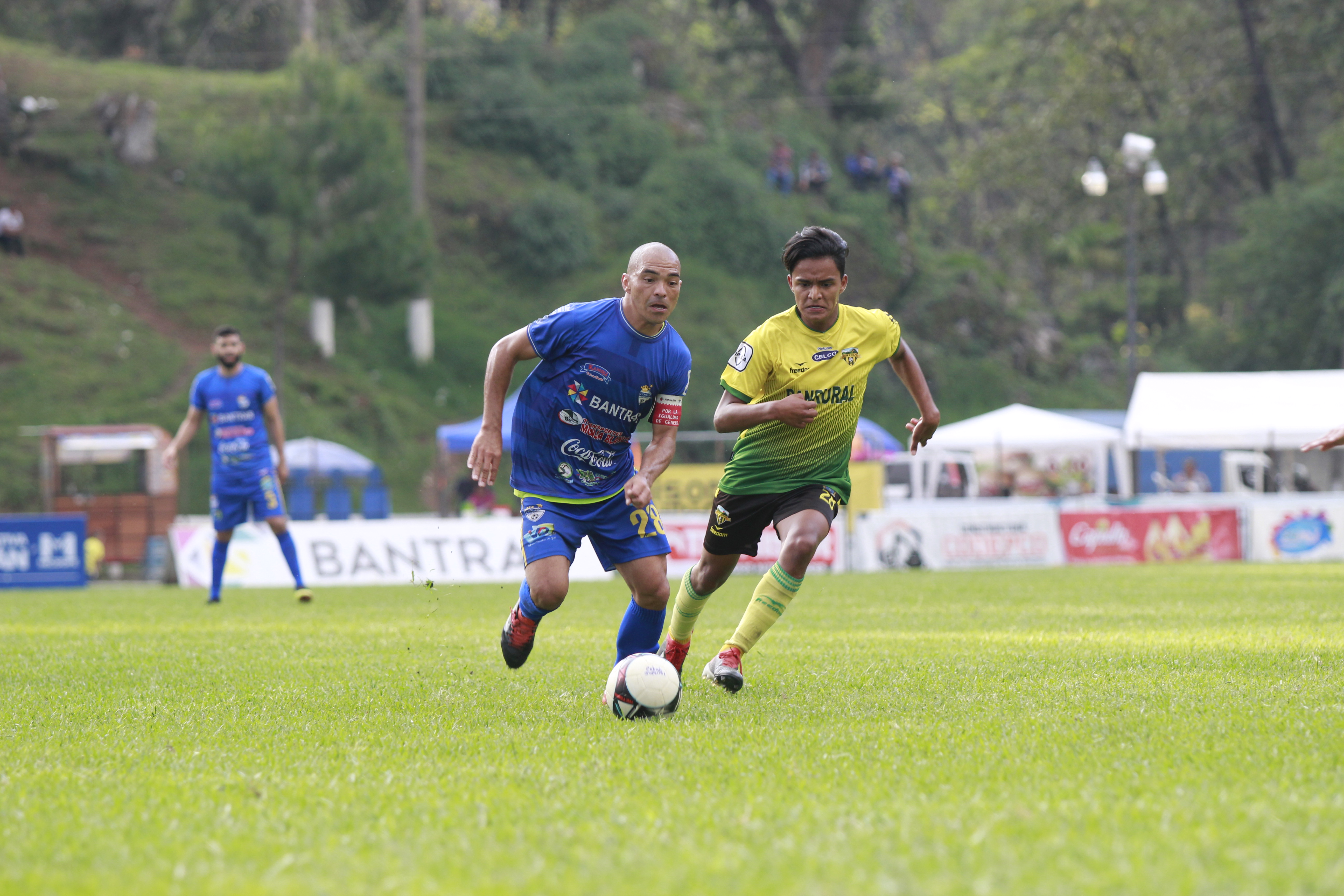 Janderson Pereira (izquierda) anotó el cuarto gol de los cobaneros. (Foto Prensa Libre: Eduardo Sam Chun)