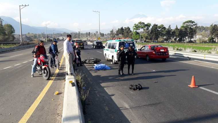 Un motorista murió arrollado en el km 50 del Libramiento de Chimaltenango. (Foto Prensa Libre: Víctor Chamalé)