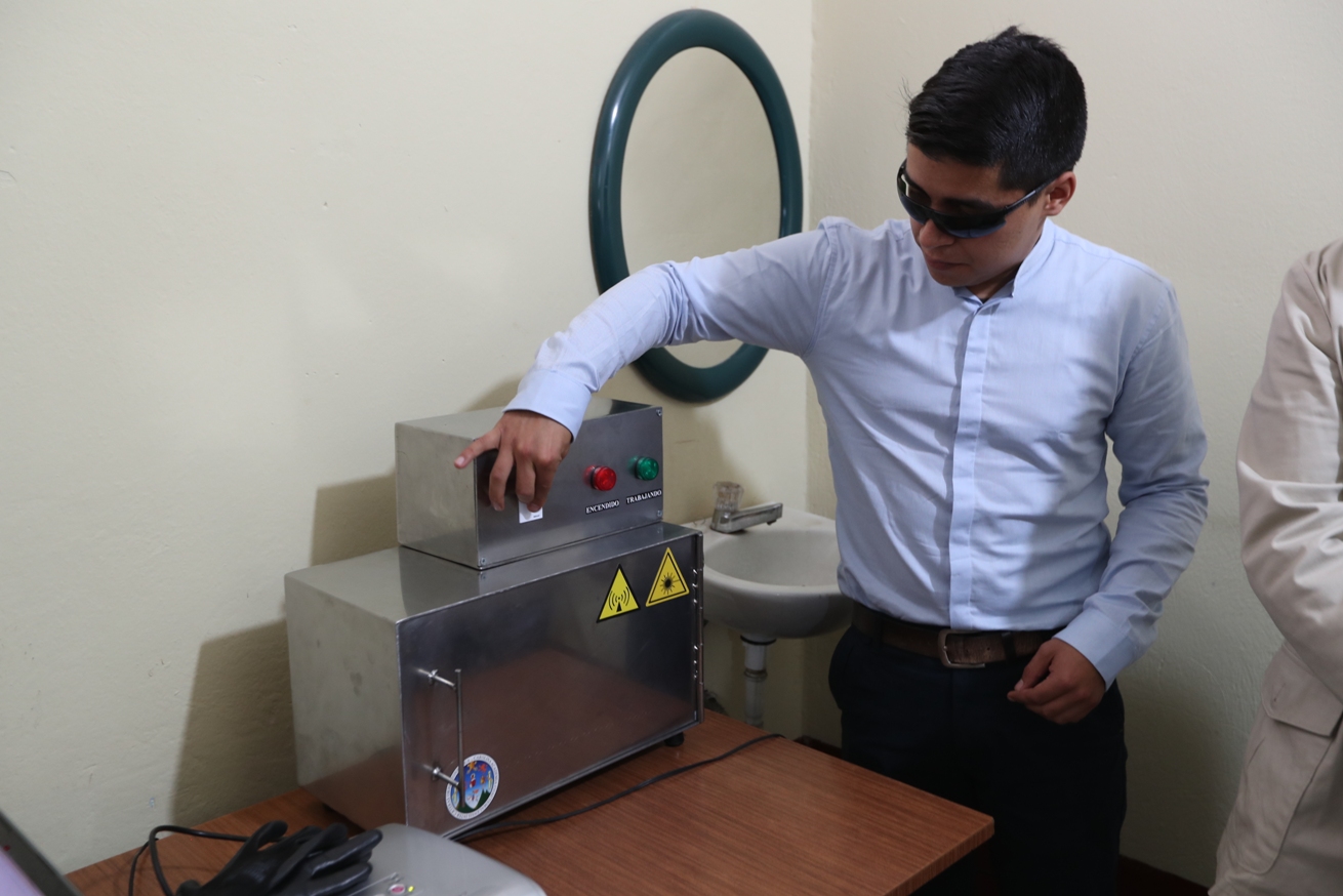 El universitario donó la máquina al centro de Salud de Quetzaltenango donde hizo una demostración de cómo funciona el equipo. (Foto Prensa Libre: María Longo) 