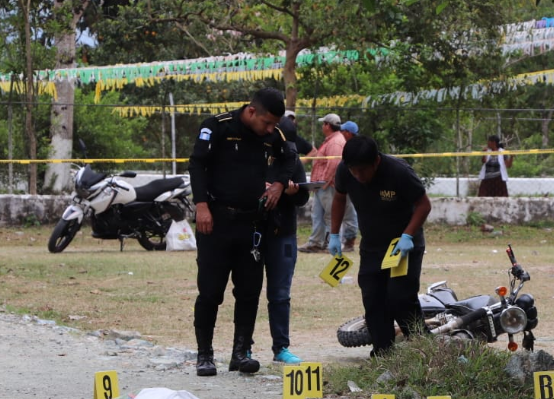 Autoridades reúnen indicios en el lugar donde murieron baleados dos guardarecursos en Morales, Izabal. (Foto Prensa Libre: Dony Stewart).

