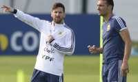 Argentina's forward Lionel Messi (L) gestures next to assistant coach Lionel Scaloni during a training session at the team's base camp in Bronnitsy, near Moscow, on June 11, 2018, ahead of the Russia 2018 World Cup football tournament. - Argentina's coach Lionel Scaloni called up Lionel Messi to be back in the Argentinian squad ahead of friendly football matches in preparation for the Copa America, to be held in Brazil on June and July 2019. (Photo by JUAN MABROMATA / AFP)