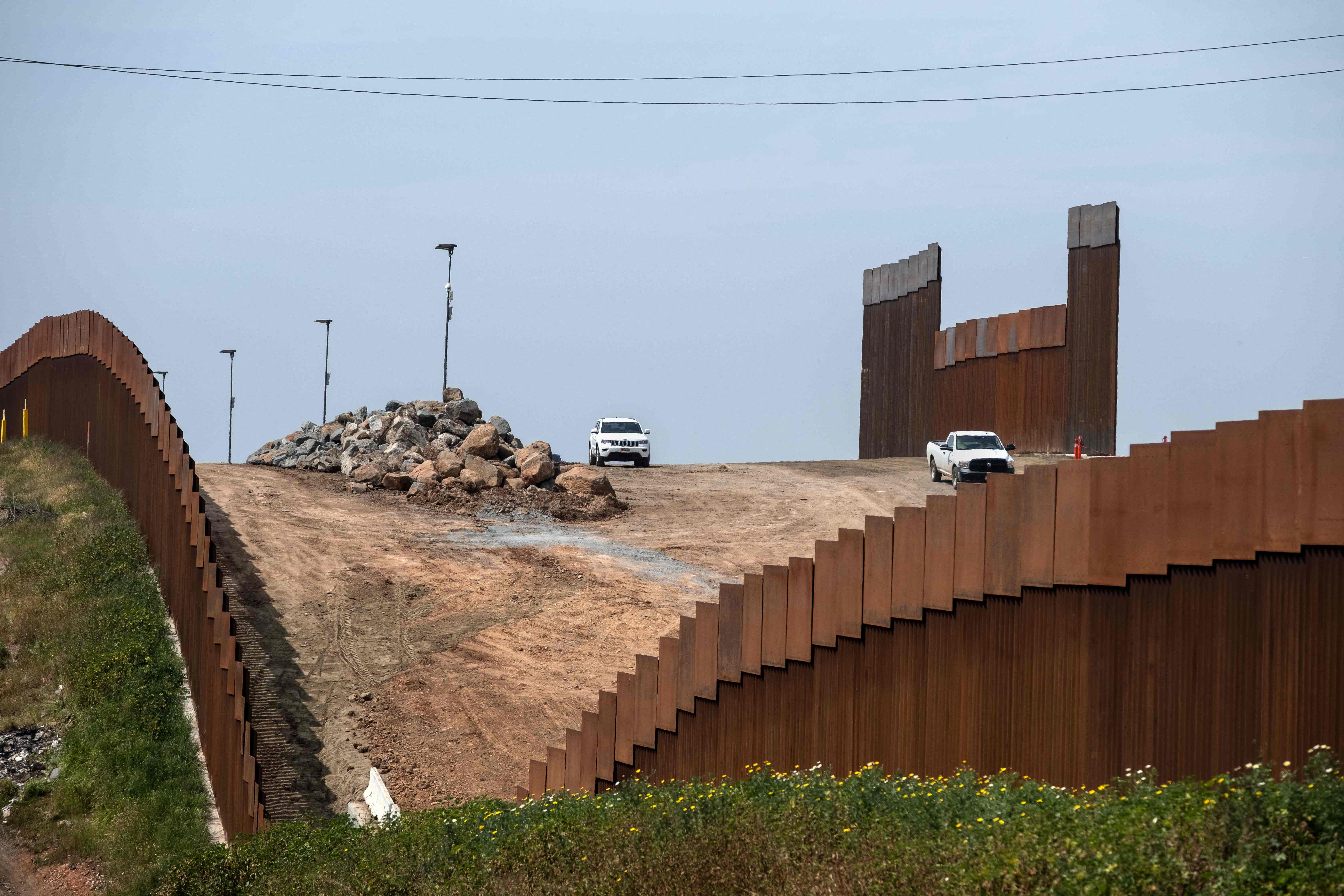 Agentes patrullan cerca del muro fronterizo, en Tijuana, Baja California. (Foto Prensa Libre: Hemeroteca PL)