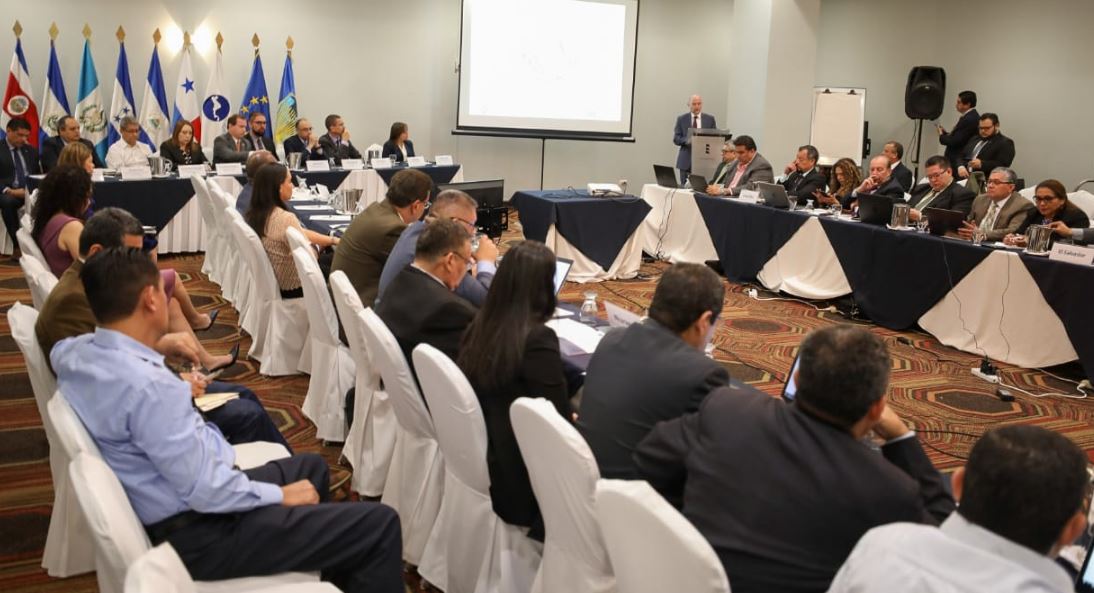 Reunión para el apoyo al diseño e implementación de la plataforma digital de comercio centroamericana. (Foto Prensa Libre: cortesía Mineco)