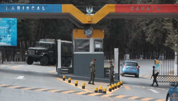 El acceso a la Brigada Militar Mariscal Zavala, donde funciona la cárcel. (Foto Prensa Libre: Carlos Hernández)