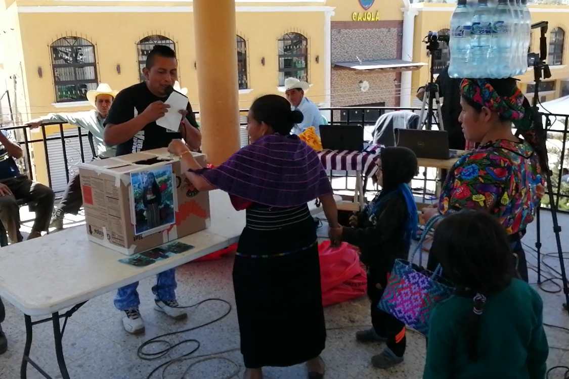 En la colecta los familiares compartieron fotografías de la menor de edad fallecida mientras viajaba indocumentada a Estados Unidos. (Foto Prensa Libre: María Longo) 