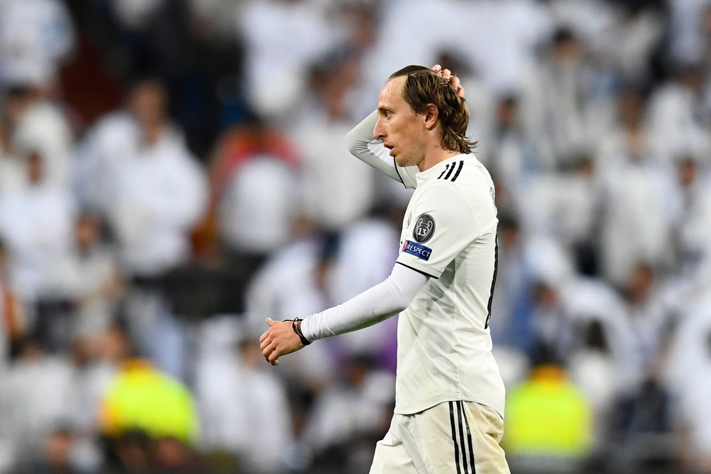 El croata Luka Modric lamenta la eliminación del Real Madrid en la Champions League. (Foto Prensa Libre: AFP).