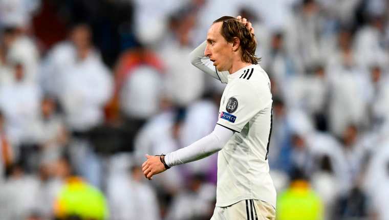 El croata Luka Modric lamenta la eliminación del Real Madrid en la Champions League. (Foto Prensa Libre: AFP).