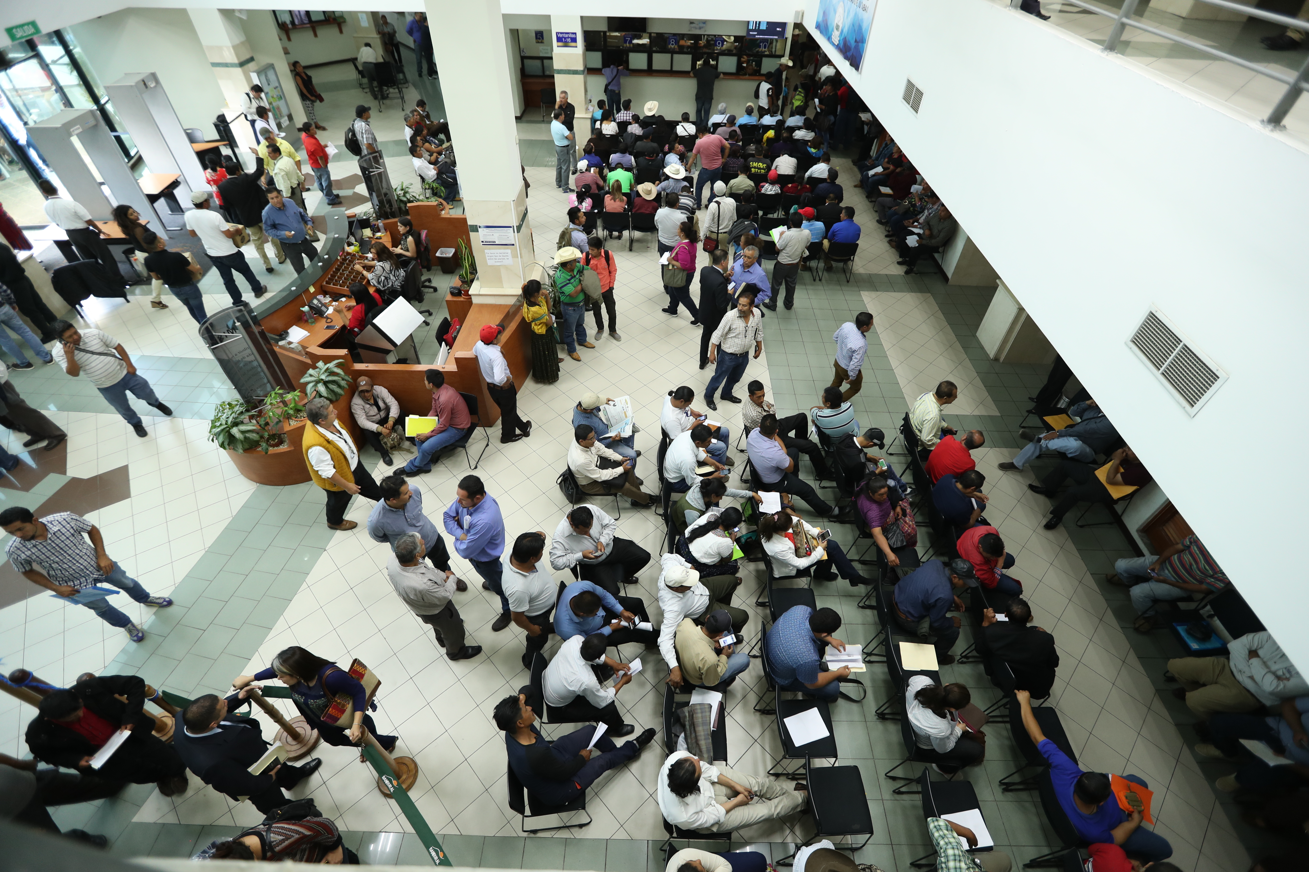 Personas tramitan su finiquito en oficinas de la Contraloría. (Foto Prensa Libre: Esbin García)