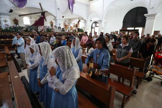 En la iglesia San José, zona 1, la misa contó con música de guitarra y un coro, (Foto Prensa Libre: Óscar Rivas. ) 