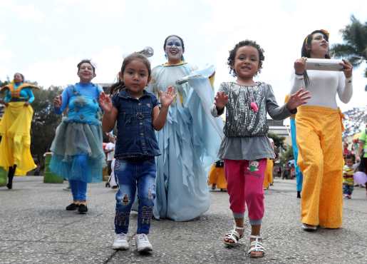Dentro de la movilización participaron varias niñas. (Foto Prensa Libre: Óscar Rivas) 