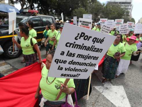 Carteles con demandas mostraron las participantes en la caminata. (Foto Prensa Libre: Óscar Rivas) 