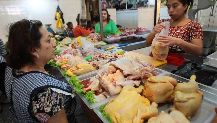 Más de 700 millones de libras de pollo nacional fueron consumidos en el 2017, según el reporte de Anavi. (Foto Prensa Libre: Hemeroteca) 