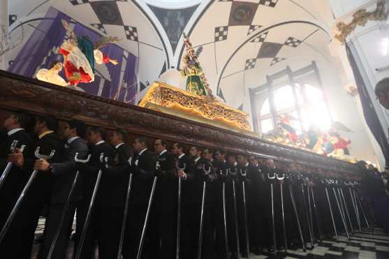 Con la marcha oficial In Memoria inició el cortejo dentro de la iglesia El Calvario. 