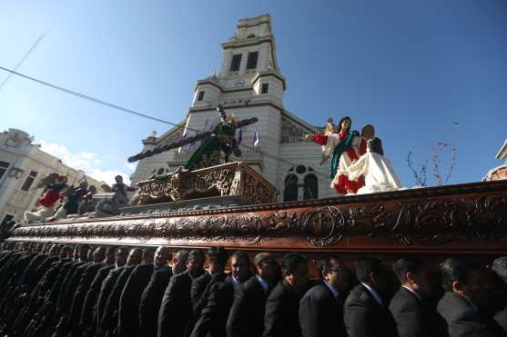 Una de las maniobras más impresionantes es la salida del cortejo debido a las escaleras de madera en la iglesia.