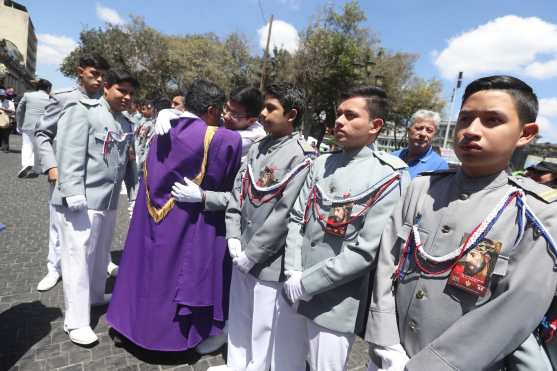 El Padre Manuel Chilin saluda a los estudiantes del colegio San José de los Infantes quienes tuvieron el turno previo a llegar a Catedral Metropolitana